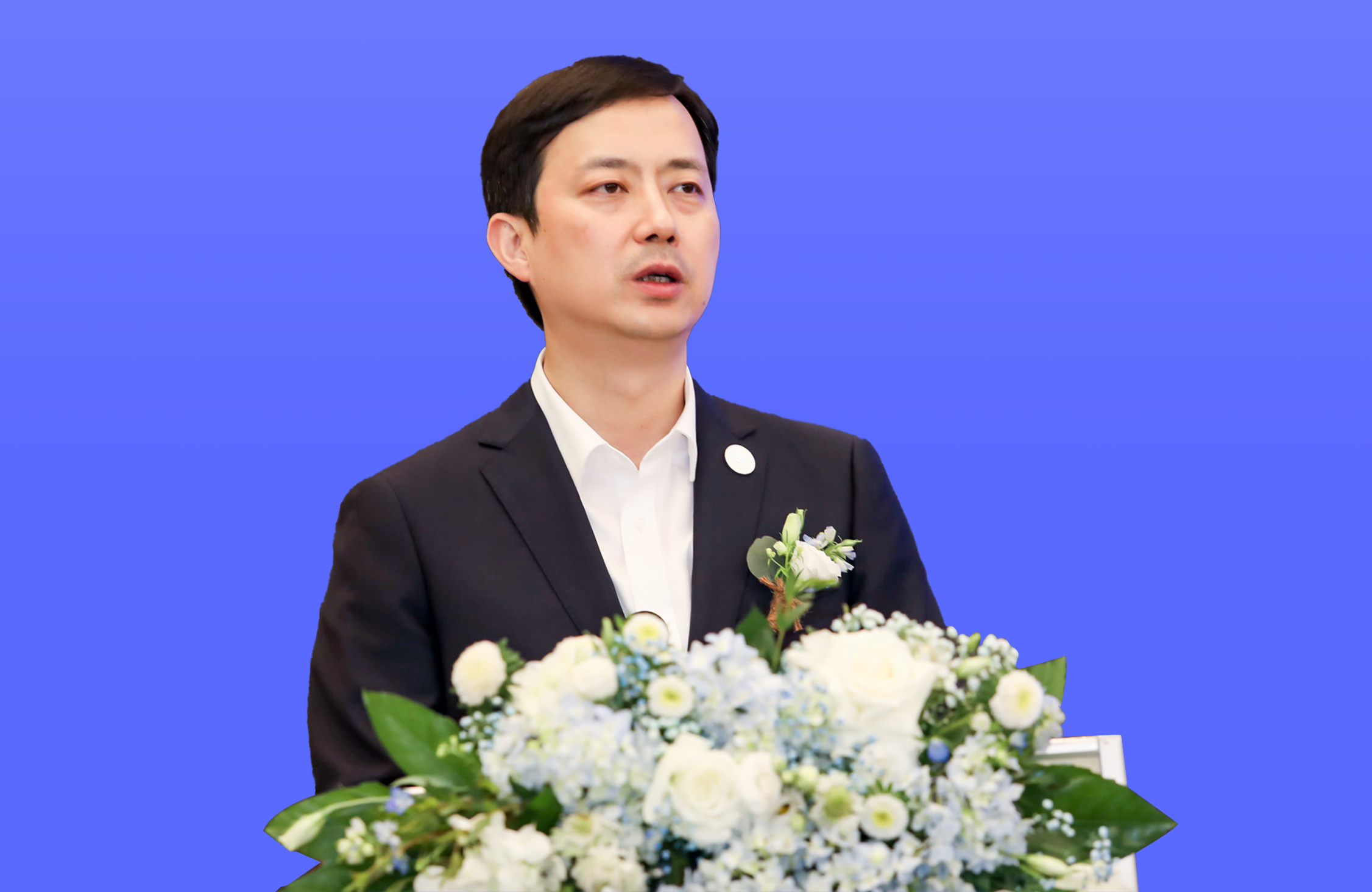 3贵州省工商业联合会副主席杨从明主持高峰论坛.jpg